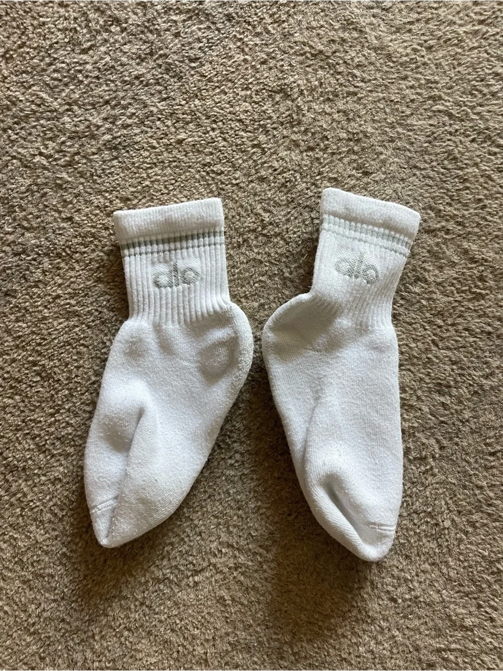 ALO Unisex Half Crew Throwback 🧦 White/Titanium (Gently Worn) Size: Medium